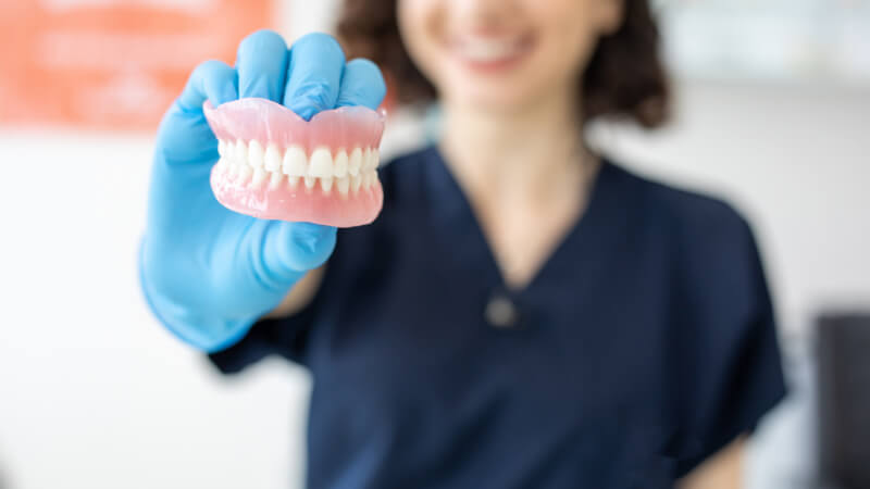 Cómo cuidar las prótesis dentales y aparatos de ortodoncia removibles